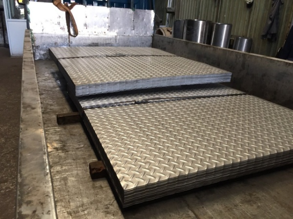 thép tấm chống trượt 2mm