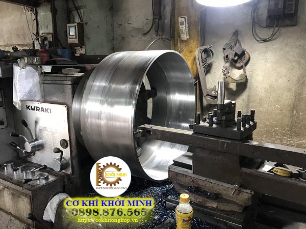 Công ty gia công cơ khí TPHCM HỘ KINH DOANH VẠN KIM là đơn vị chuyên sản xuất và gia công cơ khí. Với sự phát triển của ngành kinh tế dẫn đến thị trường luôn luôn sôi động và nhu cầu tăng cao. Vạn Kim đả gia tăng quy mô nhà xưởng, máy móc và đội ngũ nhân viên để đáp ứng những yêu cầu đó. Hệ thống thiết bị, máy móc được chúng tôi nâng cấp thường xuyên để nâng cao hiệu quả sản xuất trong các công đoạn: cắt CNC, tiện CNC, ép thủy lực, cắt kính. Cơ cấu vận hành và quản lý chặt chẽ kết hợp với đội ngũ nhân viên lành nghề sẽ mang lại những sản phẩm có chất lượng, có độ chính xác cho quý khách. Kinh nghiệm nhiều năm trong ngành gia công cơ khí TPHCM nên khi đến với Vạn Kim. Quý khách sẽ được tư vấn, hỗ trợ nhiệt tình để tìm ra phương pháp tối ưu nhằm hoàn thành sản phẩm tốt như mong đợi. Chúng tôi luôn có sự ổn định và uy tín trên thương trường, một thương hiệu lớn mà quý khách không thể bỏ qua khi có mong muốn gia công cơ khí theo yêu cầu.