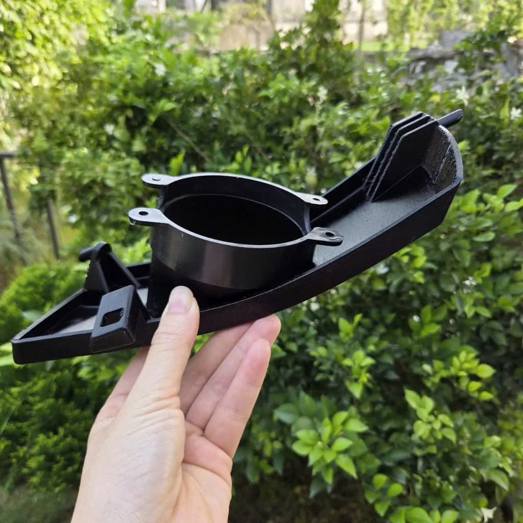 Chi tiết nhựa in 3D có thân cong, cổ tròn và các tai lắp do Vạn Kim thực hiện