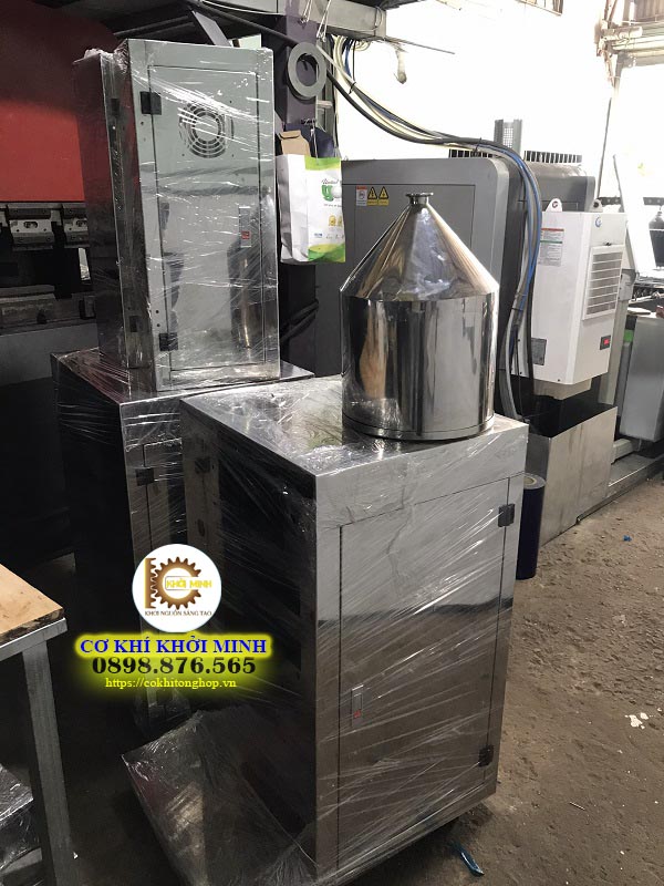 Công ty gia công cơ khí TPHCM HỘ KINH DOANH VẠN KIM là đơn vị chuyên sản xuất và gia công cơ khí. Với sự phát triển của ngành kinh tế dẫn đến thị trường luôn luôn sôi động và nhu cầu tăng cao. Vạn Kim đả gia tăng quy mô nhà xưởng, máy móc và đội ngũ nhân viên để đáp ứng những yêu cầu đó. Hệ thống thiết bị, máy móc được chúng tôi nâng cấp thường xuyên để nâng cao hiệu quả sản xuất trong các công đoạn: cắt CNC, tiện CNC, ép thủy lực, cắt kính. Cơ cấu vận hành và quản lý chặt chẽ kết hợp với đội ngũ nhân viên lành nghề sẽ mang lại những sản phẩm có chất lượng, có độ chính xác cho quý khách. Kinh nghiệm nhiều năm trong ngành gia công cơ khí TPHCM nên khi đến với Vạn Kim. Quý khách sẽ được tư vấn, hỗ trợ nhiệt tình để tìm ra phương pháp tối ưu nhằm hoàn thành sản phẩm tốt như mong đợi. Chúng tôi luôn có sự ổn định và uy tín trên thương trường, một thương hiệu lớn mà quý khách không thể bỏ qua khi có mong muốn gia công cơ khí theo yêu cầu.