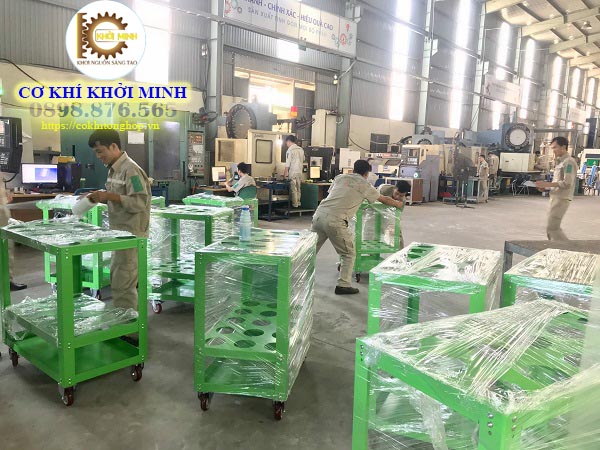 Công ty gia công cơ khí TPHCM HỘ KINH DOANH VẠN KIM là đơn vị chuyên sản xuất và gia công cơ khí. Với sự phát triển của ngành kinh tế dẫn đến thị trường luôn luôn sôi động và nhu cầu tăng cao. Vạn Kim đả gia tăng quy mô nhà xưởng, máy móc và đội ngũ nhân viên để đáp ứng những yêu cầu đó. Hệ thống thiết bị, máy móc được chúng tôi nâng cấp thường xuyên để nâng cao hiệu quả sản xuất trong các công đoạn: cắt CNC, tiện CNC, ép thủy lực, cắt kính. Cơ cấu vận hành và quản lý chặt chẽ kết hợp với đội ngũ nhân viên lành nghề sẽ mang lại những sản phẩm có chất lượng, có độ chính xác cho quý khách. Kinh nghiệm nhiều năm trong ngành gia công cơ khí TPHCM nên khi đến với Vạn Kim. Quý khách sẽ được tư vấn, hỗ trợ nhiệt tình để tìm ra phương pháp tối ưu nhằm hoàn thành sản phẩm tốt như mong đợi. Chúng tôi luôn có sự ổn định và uy tín trên thương trường, một thương hiệu lớn mà quý khách không thể bỏ qua khi có mong muốn gia công cơ khí theo yêu cầu.