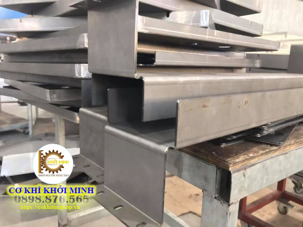 Công ty gia công cơ khí TPHCM HỘ KINH DOANH VẠN KIM là đơn vị chuyên sản xuất và gia công cơ khí. Với sự phát triển của ngành kinh tế dẫn đến thị trường luôn luôn sôi động và nhu cầu tăng cao. Vạn Kim đả gia tăng quy mô nhà xưởng, máy móc và đội ngũ nhân viên để đáp ứng những yêu cầu đó. Hệ thống thiết bị, máy móc được chúng tôi nâng cấp thường xuyên để nâng cao hiệu quả sản xuất trong các công đoạn: cắt CNC, tiện CNC, ép thủy lực, cắt kính. Cơ cấu vận hành và quản lý chặt chẽ kết hợp với đội ngũ nhân viên lành nghề sẽ mang lại những sản phẩm có chất lượng, có độ chính xác cho quý khách. Kinh nghiệm nhiều năm trong ngành gia công cơ khí TPHCM nên khi đến với Vạn Kim. Quý khách sẽ được tư vấn, hỗ trợ nhiệt tình để tìm ra phương pháp tối ưu nhằm hoàn thành sản phẩm tốt như mong đợi. Chúng tôi luôn có sự ổn định và uy tín trên thương trường, một thương hiệu lớn mà quý khách không thể bỏ qua khi có mong muốn gia công cơ khí theo yêu cầu.