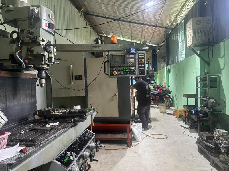 Máy móc và khu vực gia công tại xưởng Vạn Kim, TP.HCM