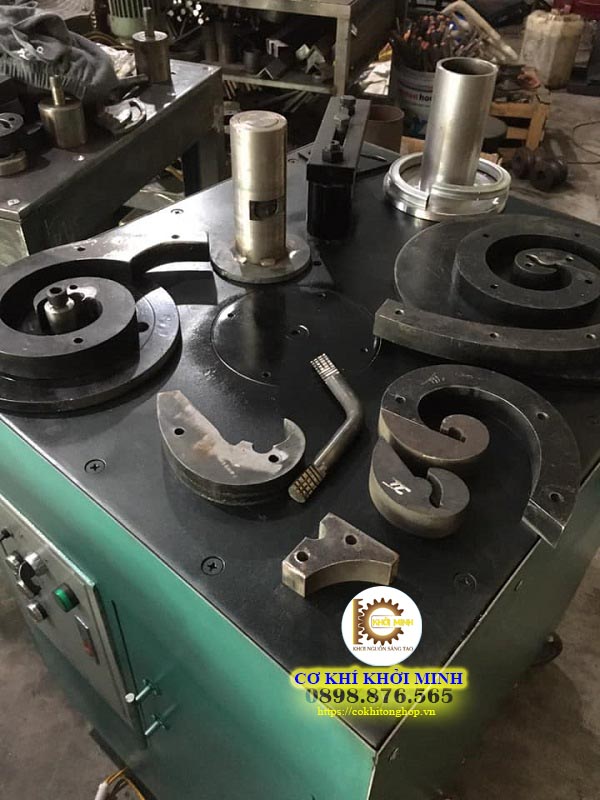 Công ty gia công cơ khí TPHCM HỘ KINH DOANH VẠN KIM là đơn vị chuyên sản xuất và gia công cơ khí. Với sự phát triển của ngành kinh tế dẫn đến thị trường luôn luôn sôi động và nhu cầu tăng cao. Vạn Kim đả gia tăng quy mô nhà xưởng, máy móc và đội ngũ nhân viên để đáp ứng những yêu cầu đó. Hệ thống thiết bị, máy móc được chúng tôi nâng cấp thường xuyên để nâng cao hiệu quả sản xuất trong các công đoạn: cắt CNC, tiện CNC, ép thủy lực, cắt kính. Cơ cấu vận hành và quản lý chặt chẽ kết hợp với đội ngũ nhân viên lành nghề sẽ mang lại những sản phẩm có chất lượng, có độ chính xác cho quý khách. Kinh nghiệm nhiều năm trong ngành gia công cơ khí TPHCM nên khi đến với Vạn Kim. Quý khách sẽ được tư vấn, hỗ trợ nhiệt tình để tìm ra phương pháp tối ưu nhằm hoàn thành sản phẩm tốt như mong đợi. Chúng tôi luôn có sự ổn định và uy tín trên thương trường, một thương hiệu lớn mà quý khách không thể bỏ qua khi có mong muốn gia công cơ khí theo yêu cầu.