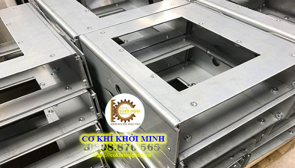 Công ty gia công cơ khí TPHCM HỘ KINH DOANH VẠN KIM là đơn vị chuyên sản xuất và gia công cơ khí. Với sự phát triển của ngành kinh tế dẫn đến thị trường luôn luôn sôi động và nhu cầu tăng cao. Vạn Kim đả gia tăng quy mô nhà xưởng, máy móc và đội ngũ nhân viên để đáp ứng những yêu cầu đó. Hệ thống thiết bị, máy móc được chúng tôi nâng cấp thường xuyên để nâng cao hiệu quả sản xuất trong các công đoạn: cắt CNC, tiện CNC, ép thủy lực, cắt kính. Cơ cấu vận hành và quản lý chặt chẽ kết hợp với đội ngũ nhân viên lành nghề sẽ mang lại những sản phẩm có chất lượng, có độ chính xác cho quý khách. Kinh nghiệm nhiều năm trong ngành gia công cơ khí TPHCM nên khi đến với Vạn Kim. Quý khách sẽ được tư vấn, hỗ trợ nhiệt tình để tìm ra phương pháp tối ưu nhằm hoàn thành sản phẩm tốt như mong đợi. Chúng tôi luôn có sự ổn định và uy tín trên thương trường, một thương hiệu lớn mà quý khách không thể bỏ qua khi có mong muốn gia công cơ khí theo yêu cầu.