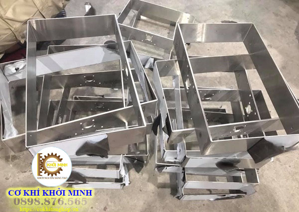 Công ty gia công cơ khí TPHCM HỘ KINH DOANH VẠN KIM là đơn vị chuyên sản xuất và gia công cơ khí. Với sự phát triển của ngành kinh tế dẫn đến thị trường luôn luôn sôi động và nhu cầu tăng cao. Vạn Kim đả gia tăng quy mô nhà xưởng, máy móc và đội ngũ nhân viên để đáp ứng những yêu cầu đó. Hệ thống thiết bị, máy móc được chúng tôi nâng cấp thường xuyên để nâng cao hiệu quả sản xuất trong các công đoạn: cắt CNC, tiện CNC, ép thủy lực, cắt kính. Cơ cấu vận hành và quản lý chặt chẽ kết hợp với đội ngũ nhân viên lành nghề sẽ mang lại những sản phẩm có chất lượng, có độ chính xác cho quý khách. Kinh nghiệm nhiều năm trong ngành gia công cơ khí TPHCM nên khi đến với Vạn Kim. Quý khách sẽ được tư vấn, hỗ trợ nhiệt tình để tìm ra phương pháp tối ưu nhằm hoàn thành sản phẩm tốt như mong đợi. Chúng tôi luôn có sự ổn định và uy tín trên thương trường, một thương hiệu lớn mà quý khách không thể bỏ qua khi có mong muốn gia công cơ khí theo yêu cầu.