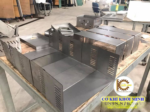 Công ty gia công cơ khí TPHCM HỘ KINH DOANH VẠN KIM là đơn vị chuyên sản xuất và gia công cơ khí. Với sự phát triển của ngành kinh tế dẫn đến thị trường luôn luôn sôi động và nhu cầu tăng cao. Vạn Kim đả gia tăng quy mô nhà xưởng, máy móc và đội ngũ nhân viên để đáp ứng những yêu cầu đó. Hệ thống thiết bị, máy móc được chúng tôi nâng cấp thường xuyên để nâng cao hiệu quả sản xuất trong các công đoạn: cắt CNC, tiện CNC, ép thủy lực, cắt kính. Cơ cấu vận hành và quản lý chặt chẽ kết hợp với đội ngũ nhân viên lành nghề sẽ mang lại những sản phẩm có chất lượng, có độ chính xác cho quý khách. Kinh nghiệm nhiều năm trong ngành gia công cơ khí TPHCM nên khi đến với Vạn Kim. Quý khách sẽ được tư vấn, hỗ trợ nhiệt tình để tìm ra phương pháp tối ưu nhằm hoàn thành sản phẩm tốt như mong đợi. Chúng tôi luôn có sự ổn định và uy tín trên thương trường, một thương hiệu lớn mà quý khách không thể bỏ qua khi có mong muốn gia công cơ khí theo yêu cầu.