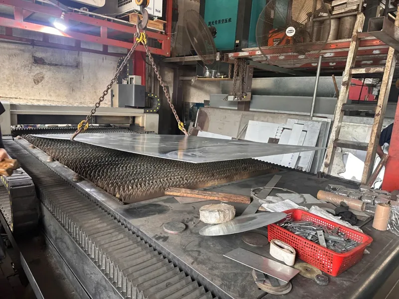 Cắt laser kim loại tại xưởng Cơ Khí Vạn Kim, TP.HCM