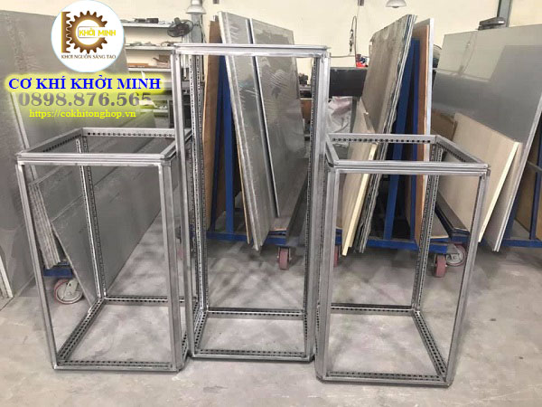 Công ty gia công cơ khí TPHCM HỘ KINH DOANH VẠN KIM là đơn vị chuyên sản xuất và gia công cơ khí. Với sự phát triển của ngành kinh tế dẫn đến thị trường luôn luôn sôi động và nhu cầu tăng cao. Vạn Kim đả gia tăng quy mô nhà xưởng, máy móc và đội ngũ nhân viên để đáp ứng những yêu cầu đó. Hệ thống thiết bị, máy móc được chúng tôi nâng cấp thường xuyên để nâng cao hiệu quả sản xuất trong các công đoạn: cắt CNC, tiện CNC, ép thủy lực, cắt kính. Cơ cấu vận hành và quản lý chặt chẽ kết hợp với đội ngũ nhân viên lành nghề sẽ mang lại những sản phẩm có chất lượng, có độ chính xác cho quý khách. Kinh nghiệm nhiều năm trong ngành gia công cơ khí TPHCM nên khi đến với Vạn Kim. Quý khách sẽ được tư vấn, hỗ trợ nhiệt tình để tìm ra phương pháp tối ưu nhằm hoàn thành sản phẩm tốt như mong đợi. Chúng tôi luôn có sự ổn định và uy tín trên thương trường, một thương hiệu lớn mà quý khách không thể bỏ qua khi có mong muốn gia công cơ khí theo yêu cầu.